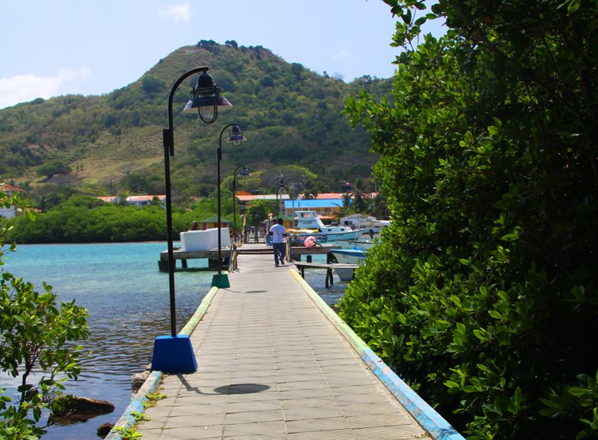 La labor de limpieza incluye actividades de sensibilización a la comunidad local y a los turistas.