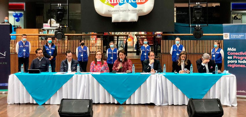 Ministra Ximena Lombana y funcionarios del Gobierno y de gremios, en rueda de prensa primer día sin IVA 2022.