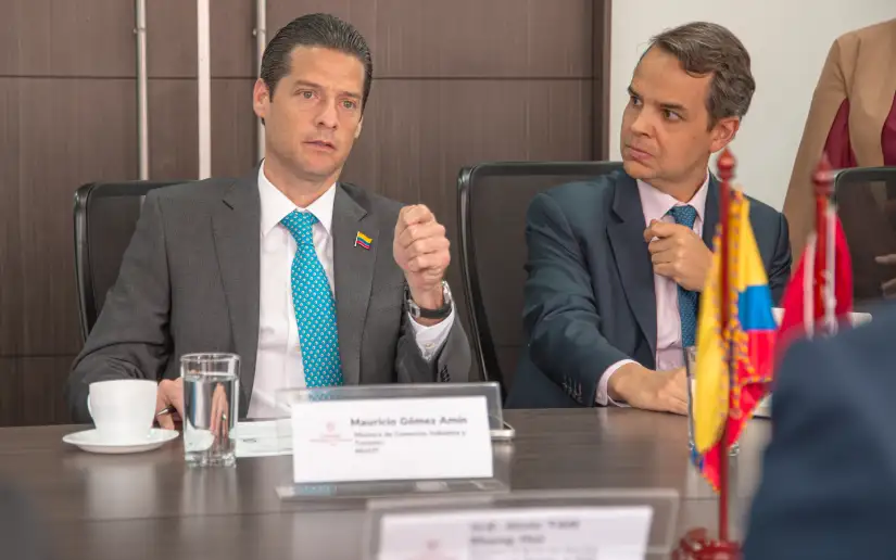 Ministro Mauricio Gómez Amín en reunión con el ministro para el Desarrollo Nacional de Singapur, Alvin Tan.