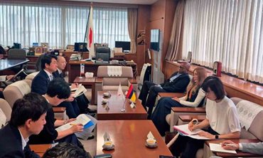 Siete personas reunidas en una sala, conversando. - Gobierno del Cambio reactivará negociaciones para un Acuerdo Comercial con Japón