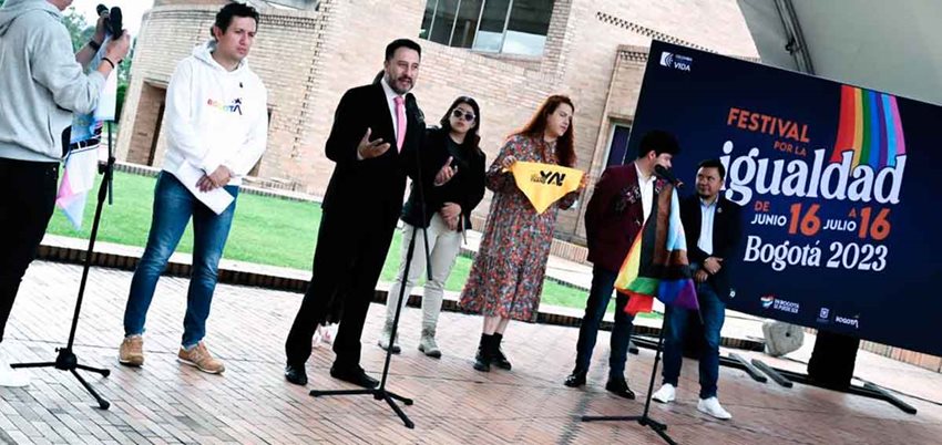 Descripción de la imagen: Viceministro de Turismo, Arturo Bravo, rodeado de personas y hablando al público en el Festival de la Igualdad