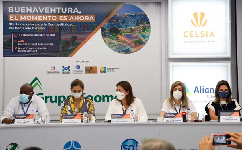 Ministra Lombana y representantes del Gobierno durante el foro 'Buenaventura, el Momento es Ahora'.