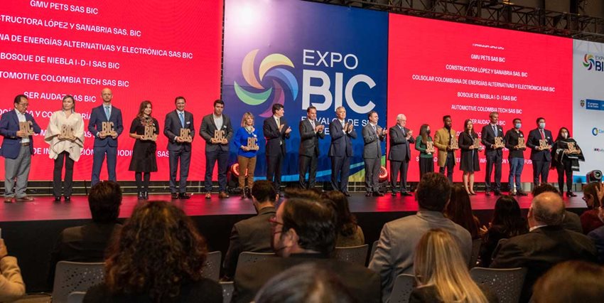 Presidente Iván Duque junto a empresarios en el escenario de Expo BIC.