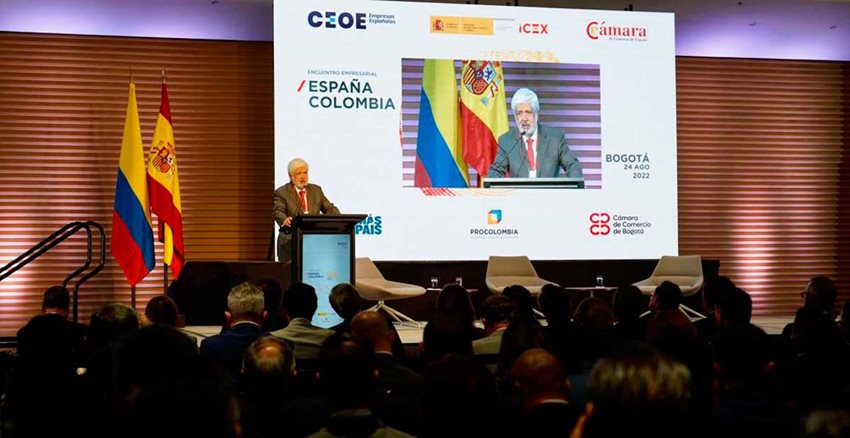 Ministro Germán Umaña hablándole a las personas desde un atril, encima de una tarima.