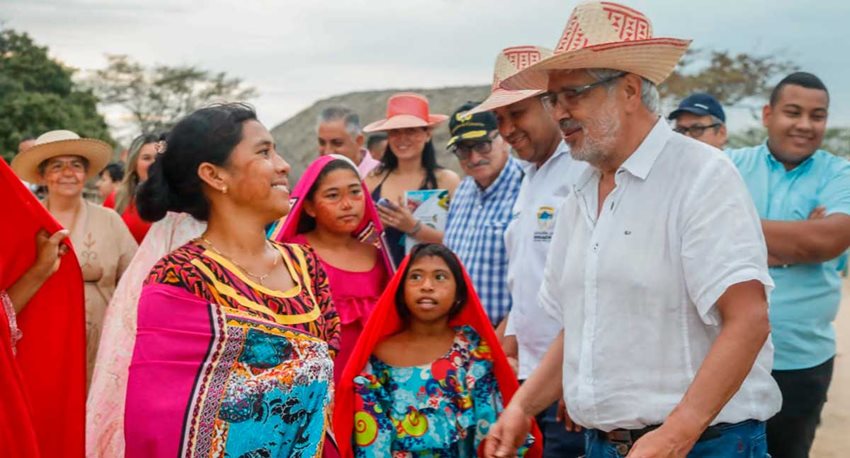 Descripción de la imagen: Ministro Umaña rodeado de personas y hablando con mujer de La Guajira.