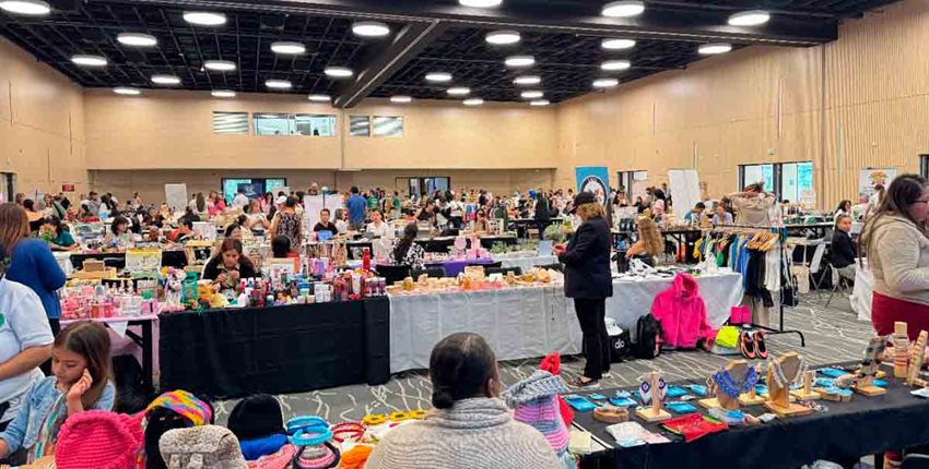 Personas dentro de un pabellón exponiendo sus productos y emprendimientos.