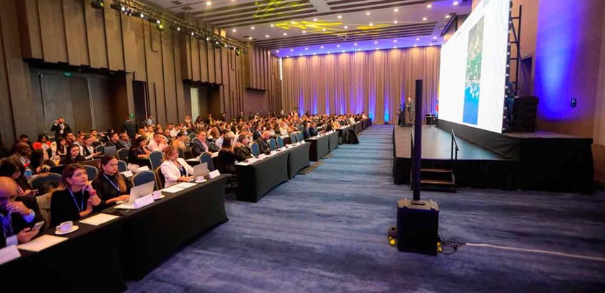 Descripción de la imagen: Fotografía de escenario y público.