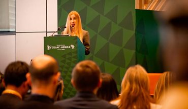 Ministra Diana Morales hablando al público desde un atril con micrófono. - En marco del Foro de Alto Nivel, Colombia y África afianzan estrategia para aprovechar oportunidades comerciales, económicas y de inversión