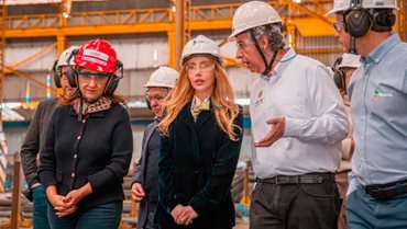 Ministra Diana Morales, con elementos de seguridad, caminando por fábrica. - En el primer bimestre siguieron creciendo las exportaciones de bienes no minero energéticos, lo hicieron en 9,5 %