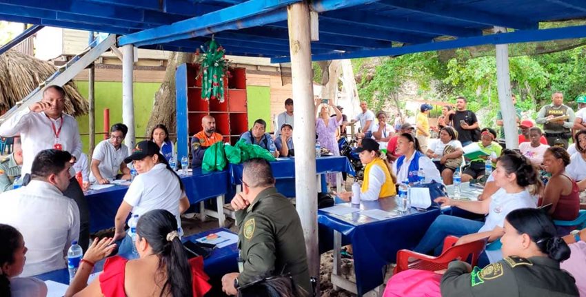 Autoridades del Gobierno, ciudadanos y Policía Nacional en reunión en playa de Cartagena.