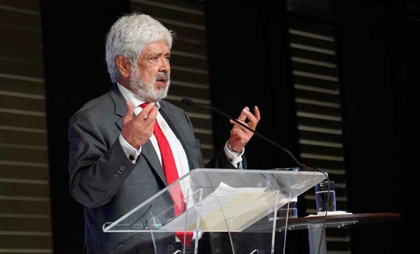 Ministro de Comercio, Industria y Turismo, Germán Umaña, hablándole al público desde un atril.