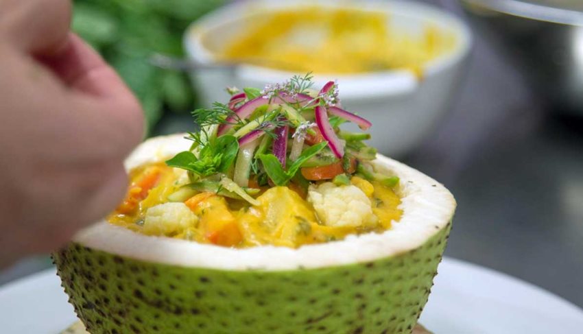 Imagen de un plato de gastronomía servido dentro de una guanábana.