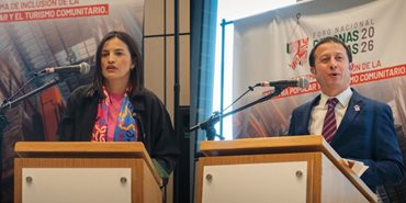 Mujer y hombre hablando desde el atril, por micrófono, al público. - Gobierno de las Oportunidades lanza Guía para que micro, pequeñas y medianas empresas tengan hoja de ruta para exportar bienes agropecuarios