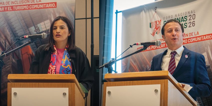 Mujer y hombre hablando desde el atril, por micrófono, al público.