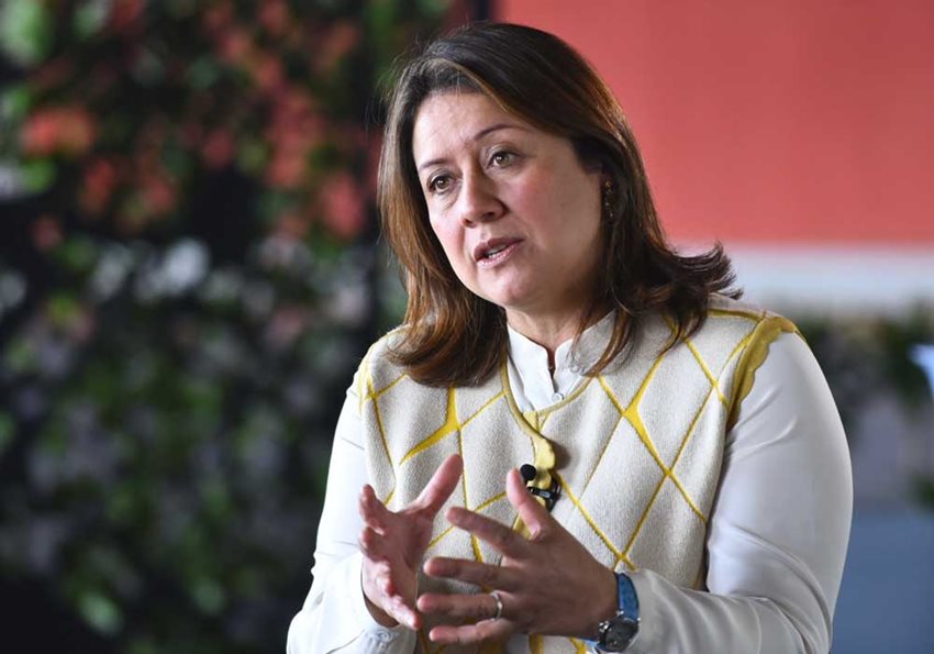 Ministra de Comercio, Industria y Turismo, Ximena Lombana, en medio de una entrevista.