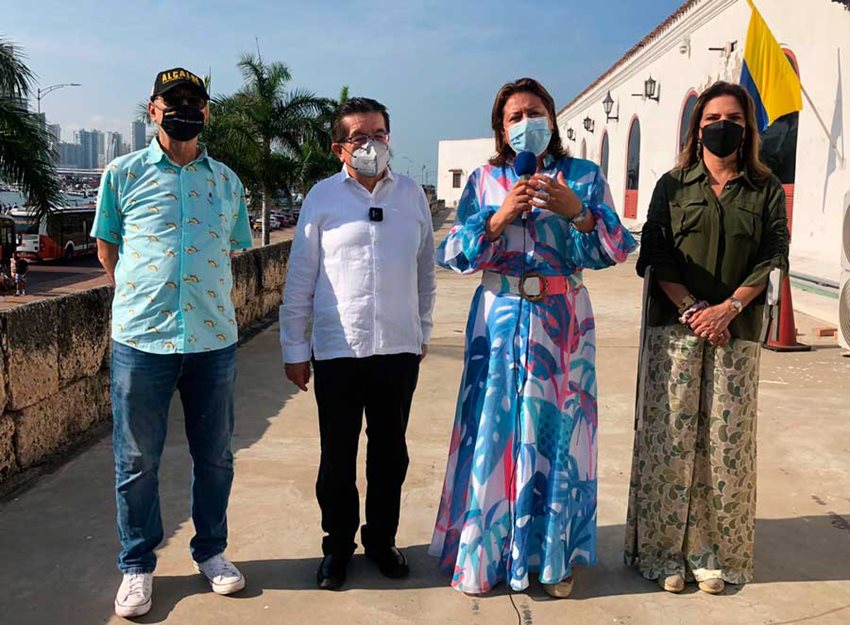 Ministra Lombana junto a funcionarios del Gobierno, en Cartagena, anunciando las nuevas medidas para cruceros.