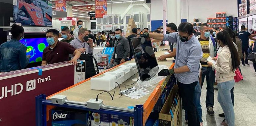 Personas en almacenes de cadena comprando durante el segundo día sin IVA 2021.