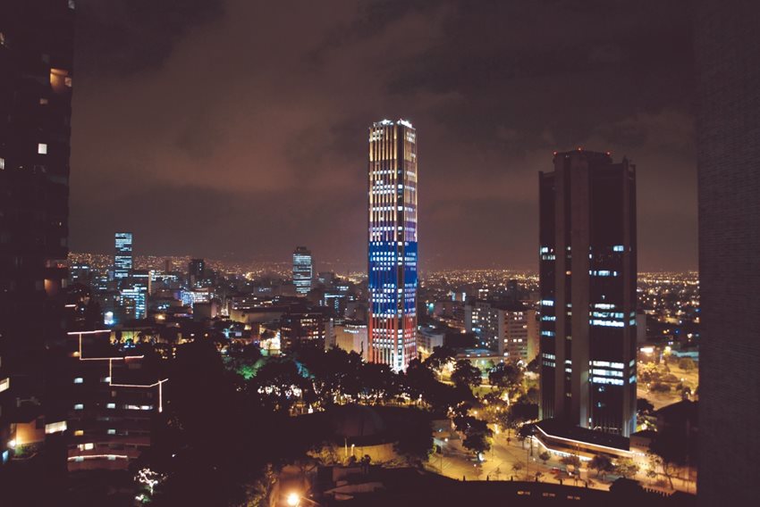 Descripción de la imagen: Foto panorámica, de noche, de Bogotá con la Torre Colpatria en el centro.