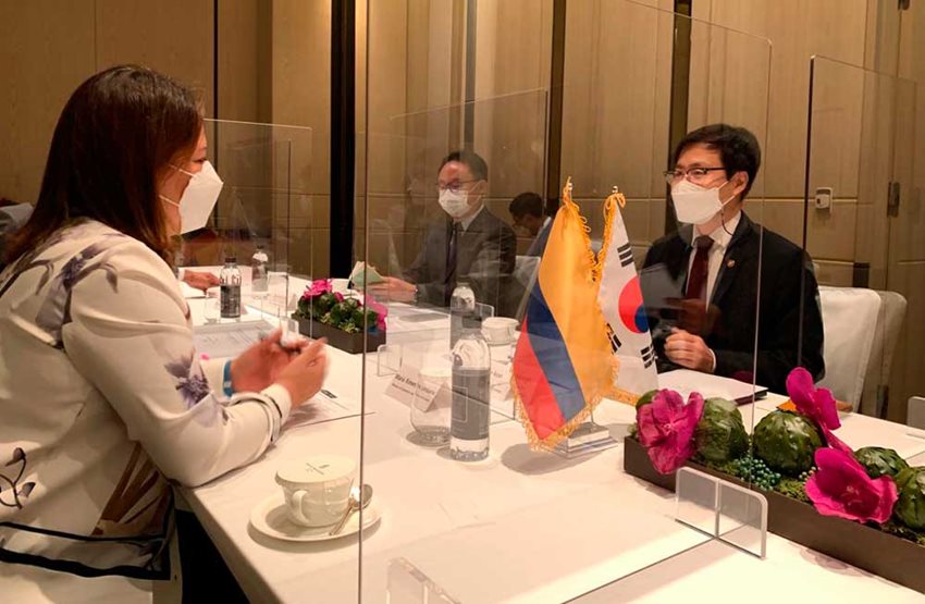 Ministra de Comercio, Industria y Turismo, Ximena Lombana, y ministro de Comercio de Corea del Sur, Yeo Han.