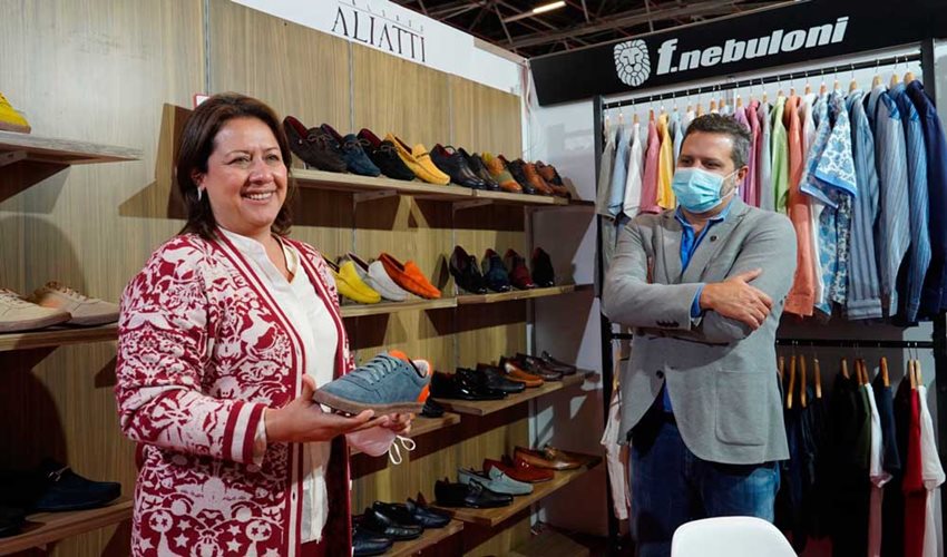 Ministra Ximena Lombana, con el empresario caleño Farid Buraye, sosteniendo un zapato hecho con materiales bio