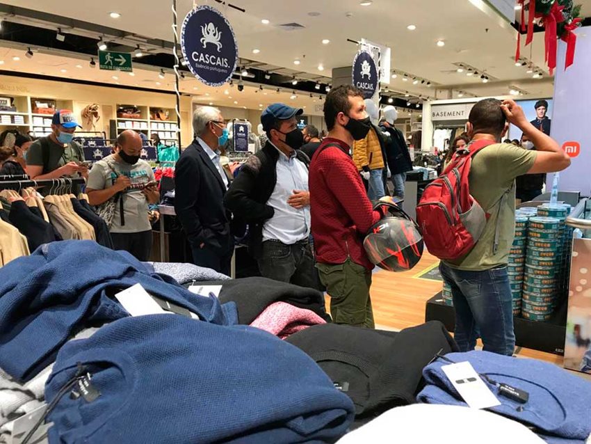 Personas en un almacén de cadena comprando productos varios.