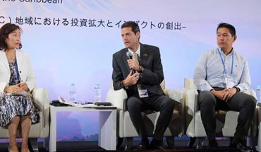 Ministro hablando por micrófono en medio de una exposición en un evento en Japón. - Gobierno De La Espriella abre nuevas oportunidades en Japón para atraer inversión y generar empleo 