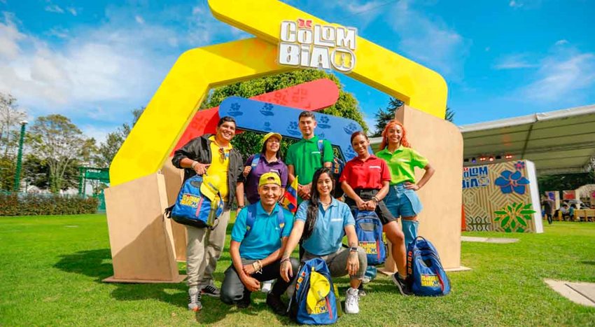 Cuatro mujeres y tres hombres posando para la foto, con camisetas de colores.
