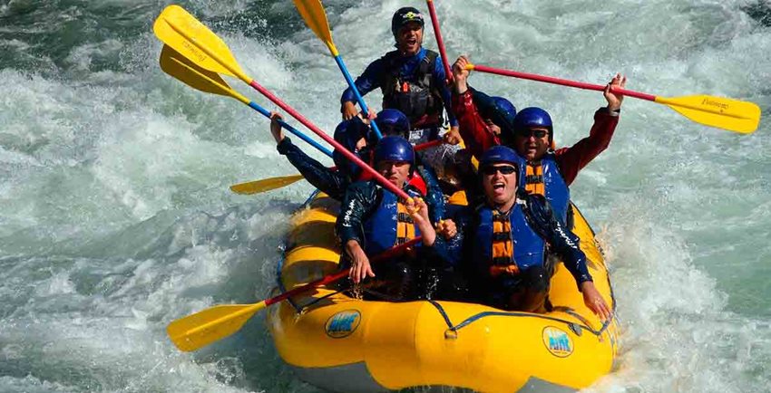 Descripción de la imagen: Siete personas realizando canotaje, con todos los elementos de seguridad.