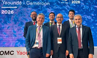 Seis hombres de traje posando para la foto. - Colombia asiste a Ministerial de OMC con temas como el nuevo orden en comercio mundial y desafíos para intercambio de medicamentos y de productos agrícolas