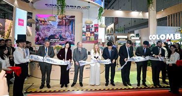 Mujeres y hombres cortando un listón blanco para inaugurar pabellón de feria. - Colombia se muestra al mundo en la Exposición Internacional de Importaciones de China