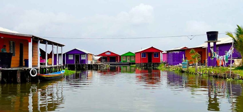 Descripción de la imagen: Casas de colores alrededor de un lago, en el día.
