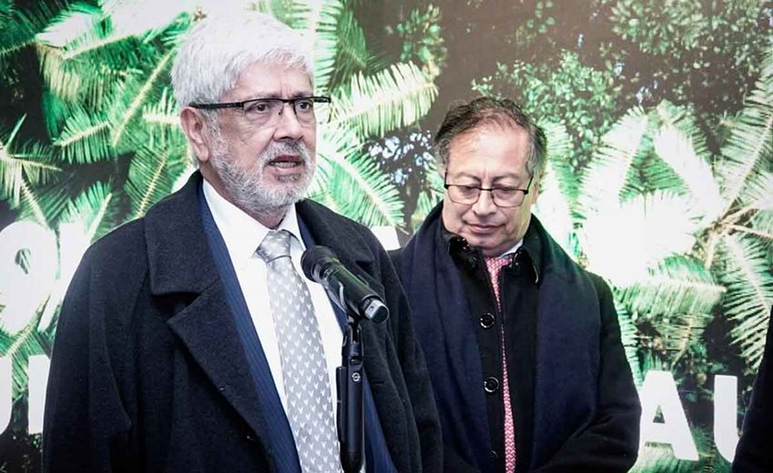 Ministro Germán Umaña y presidente Gustavo Petro hablando al público.