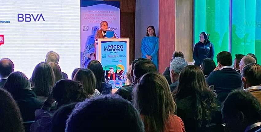 Viceministra Soraya Caro hablando al público desde el escenario.