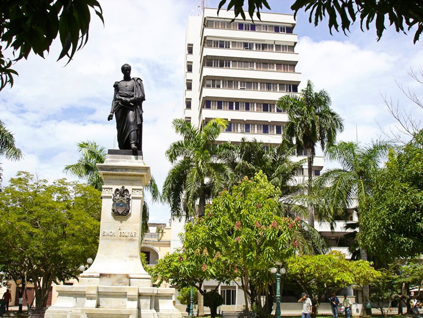 Parque de Bolívar y Palacio de Justicia en Montería, Córdoba.