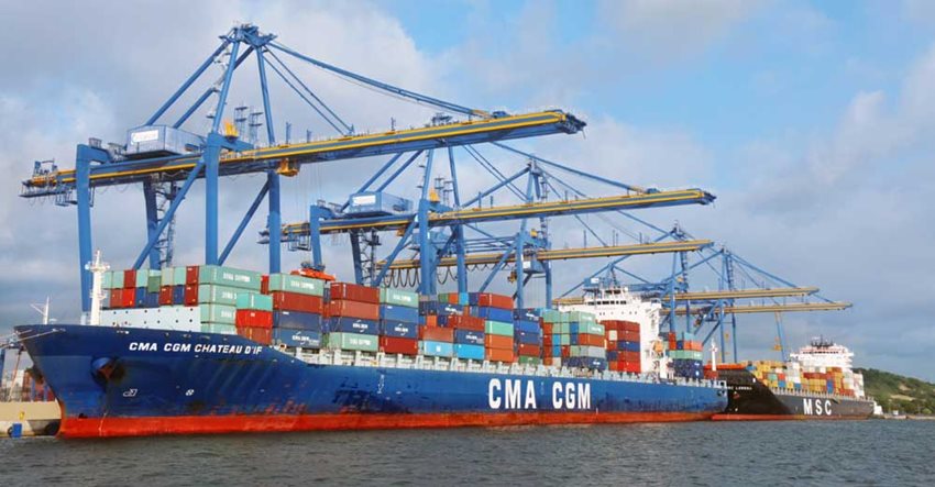 Barco de carga azul transportando contenedores de colores en el mar.