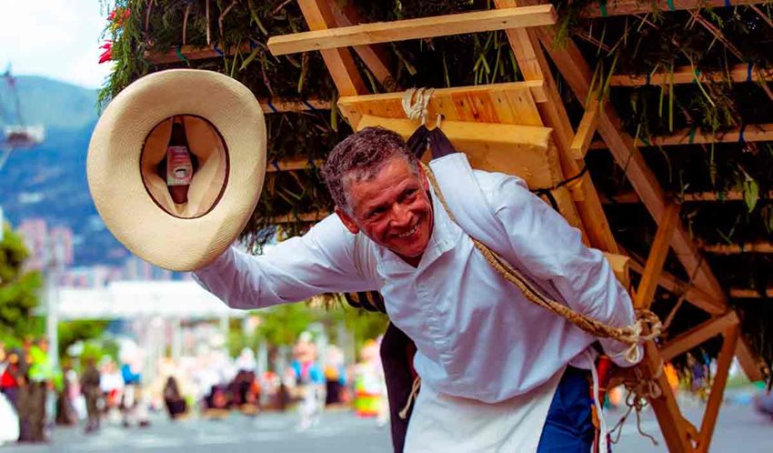 Hombre silletero saludando con su sombrero en una mano.