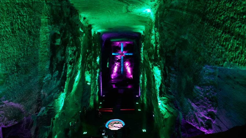 Fotografía de la cruz gigante en el interior de la Catedral de Sal de Zipaquirá.