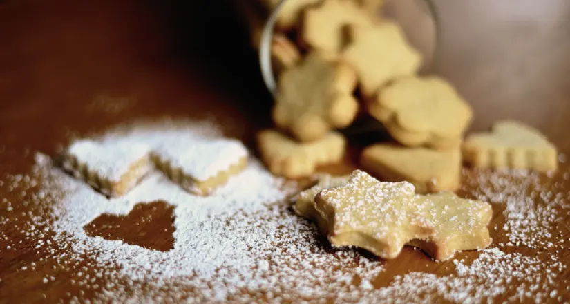 Fotografía de galletas en forma de estrellas, flores y corazones puestas sobre una mesa. - Más productos colombianos podrán llegar con mayor facilidad al mercado de la Unión Europea