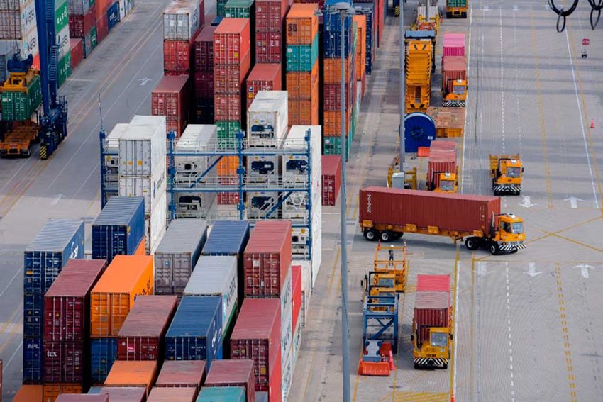 Puerto en donde se están cargando y descargando contenedores en camiones.