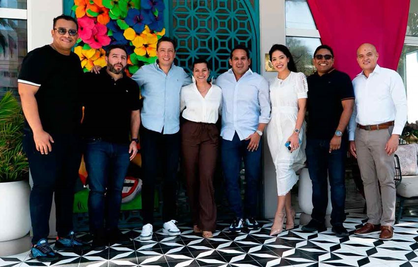 Seis hombres y dos mujeres posando para la foto.
