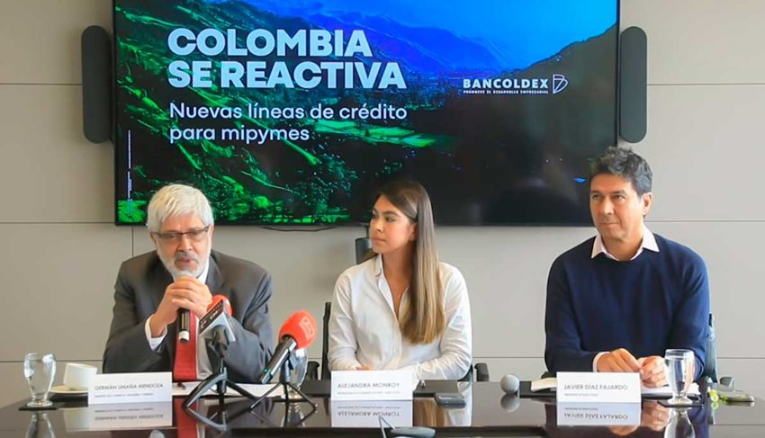 Ministro Germán Umaña, junto a funcionarios del Gobierno, hablando en medio de una rueda de prensa.
