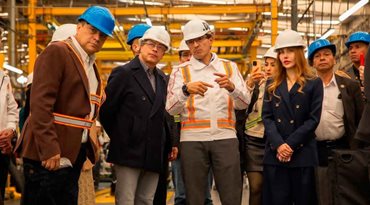 Presidente Petro y ministra Morales hablando con hombres en medio de planta de producción, todos con seguridad - Colombia fortalece la producción nacional de buses eléctricos y consolida su liderazgo regional en movilidad sostenible