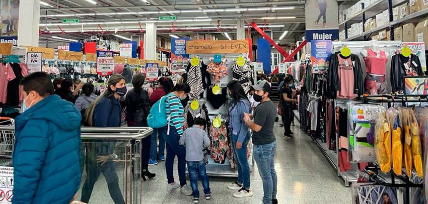 Consumidores comprando en almacén de cadena durante el segundo día sin IVA de 2021.