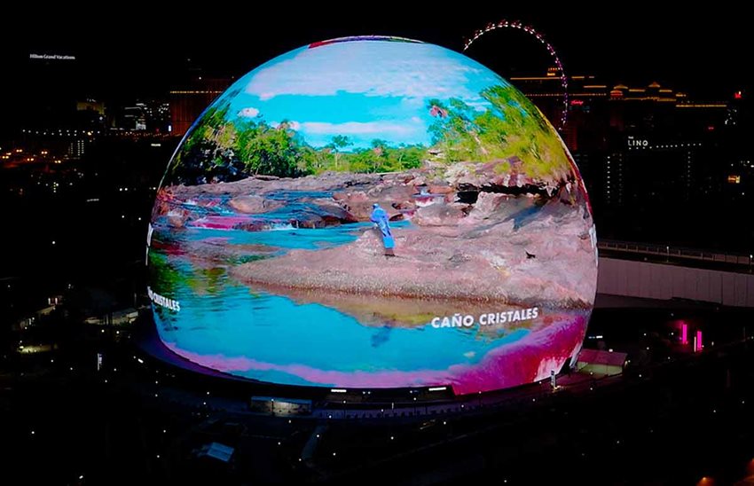 Descripción de la imagen: Imagen panorámica de esfera, en donde se refleja una paisaje de Caño Cristales.