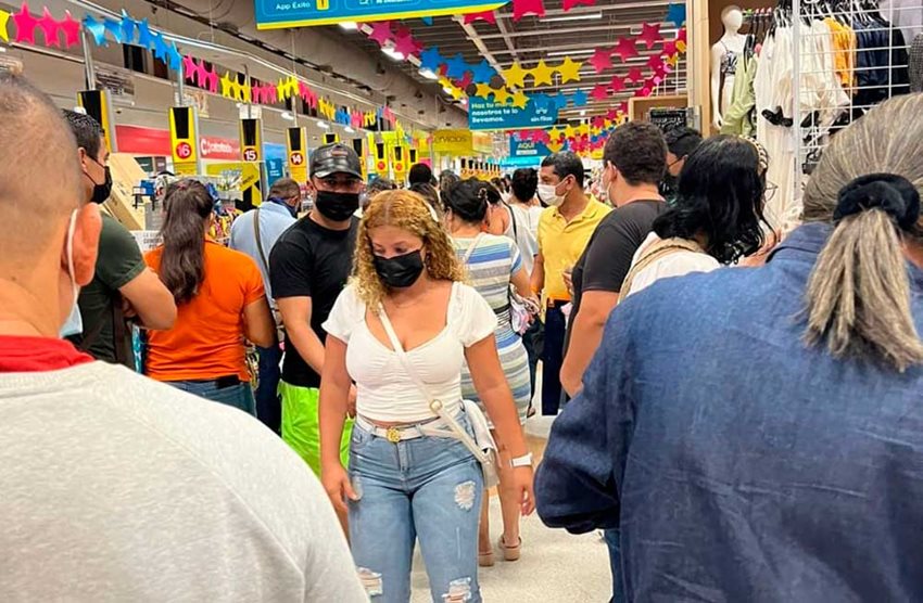 Personas haciendo filas en cajas de almacén de cadena.