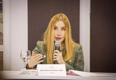 Ministra Diana Morales con industriales de automóviles y buses - Exportaciones de automóviles y buses crecieron 191 % en los primeros cuatro meses de 2026