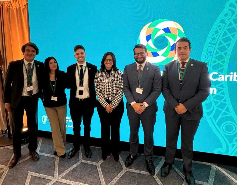 Descripción: Personas posando para la foto.