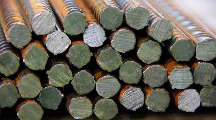 Fotografía en primer plano de barras de acero o hierro apiladas.