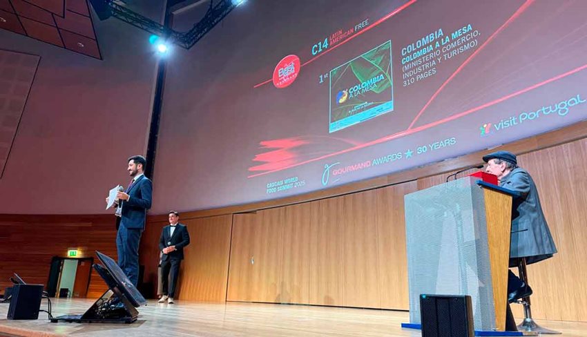 Descripción de la imagen: Tres hombres, en diferentes lugares de un escenario, mirando hacia el público.