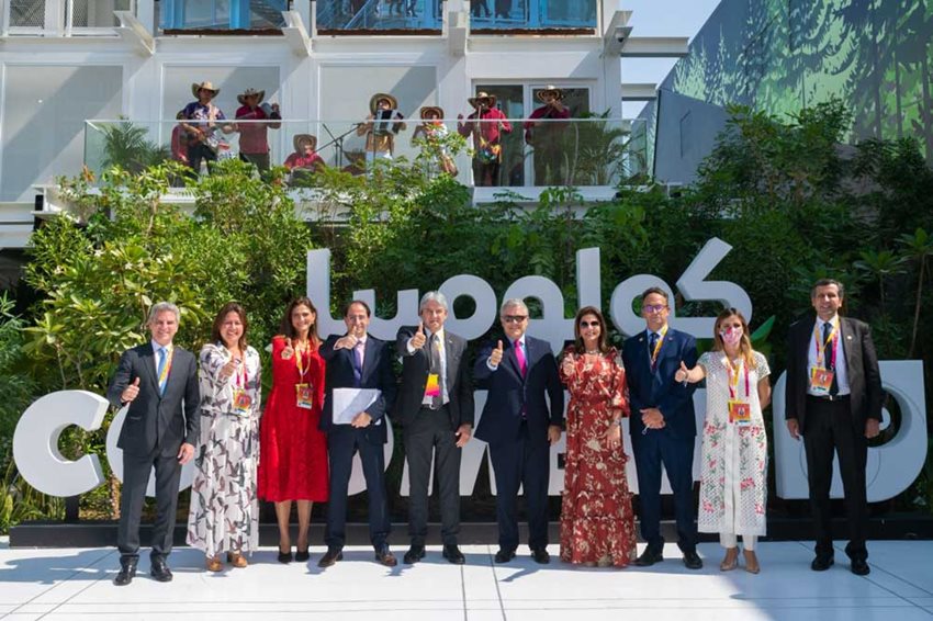 Funcionarios del Gobierno colombiano, junto al presidente Iván Duque, en el pabellón de Colombia en Expo Dubái